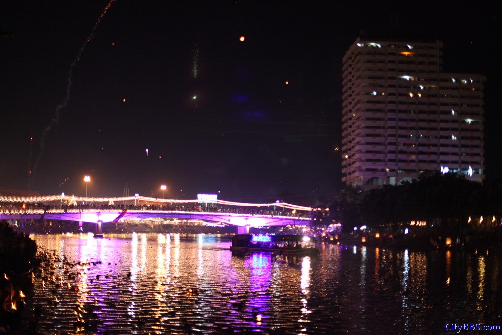清迈水灯节之滨河夜景