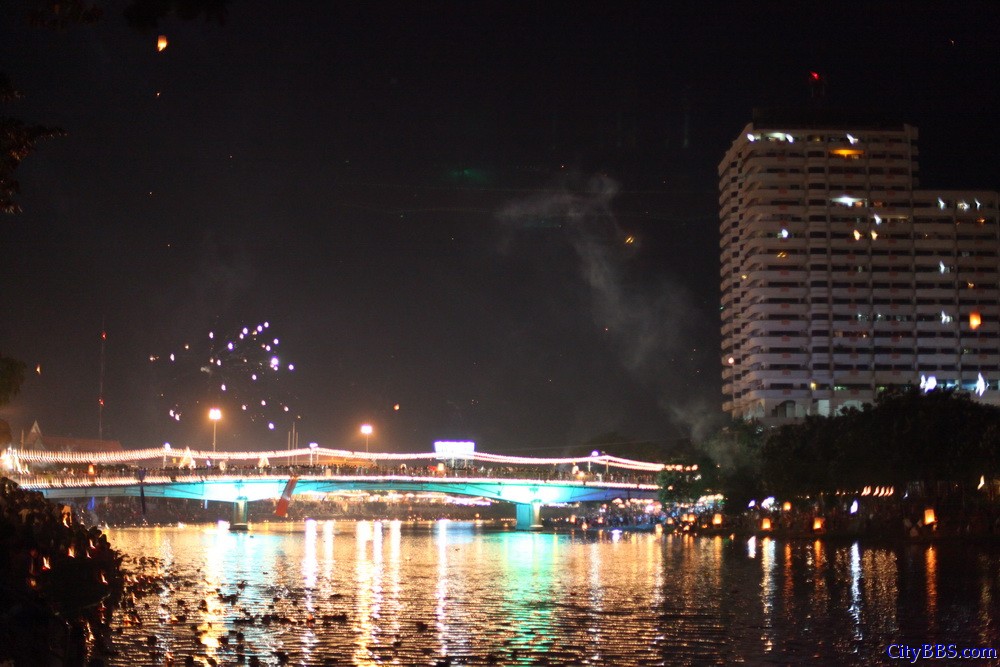 清迈水灯节之滨河夜景