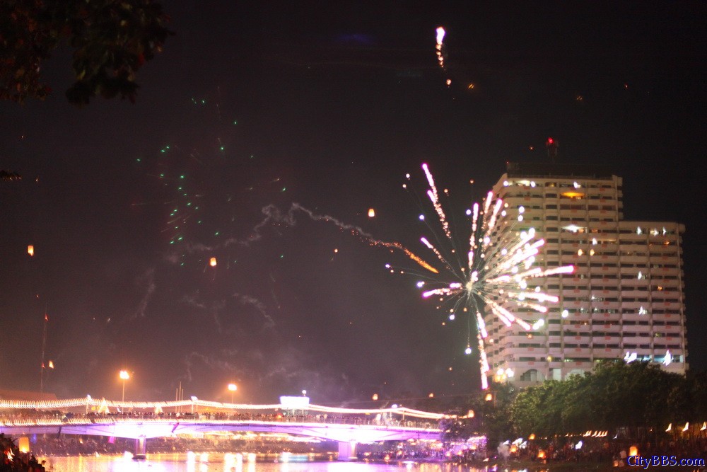 清迈水灯节之滨河夜景