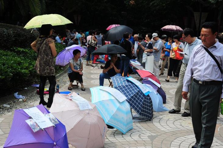 上海人民公园相亲角内人头攒动