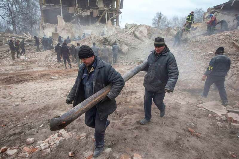 俄军炮击乌克兰东部阿克提卡(Okhtyrka)军事基地,导致超过70名乌克兰军人丧生 ... ... 俄军炮击乌克兰东部阿克提卡(Okhtyrka)军事基地,导致超过70名乌克兰军人丧生 ... ...