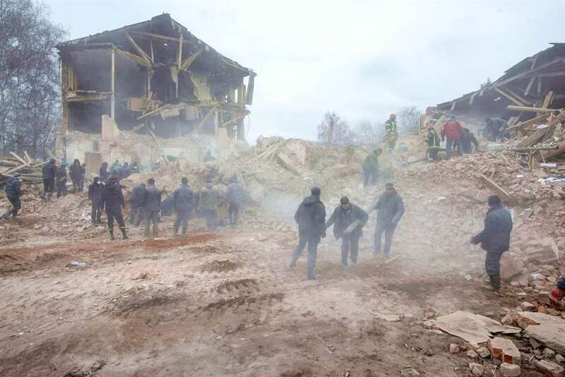 俄军炮击乌克兰东部阿克提卡(Okhtyrka)军事基地,导致超过70名乌克兰军人丧生 ... ... 俄军炮击乌克兰东部阿克提卡(Okhtyrka)军事基地,导致超过70名乌克兰军人丧生 ... ...