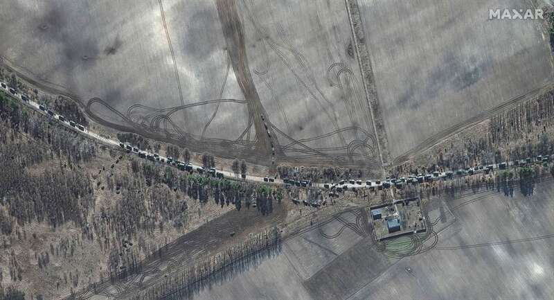 乌克兰安托诺夫机场(Antonov Airport)东方出现了大批装甲车、坦克、牵引火炮和后勤支援车队 ... ... 乌克兰安托诺夫机场(Antonov Airport)东方出现了大批装甲车、坦克、牵引火炮和后勤支援车队 ... ...