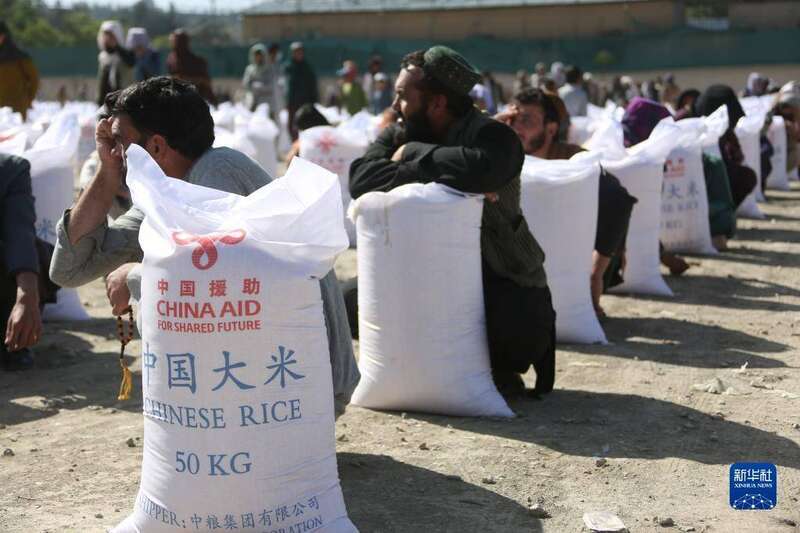 阿富汗民众在喀布尔领取中国援助的粮食