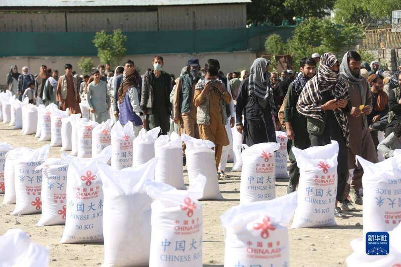 阿富汗民众在喀布尔领取中国援助的粮食.jpg