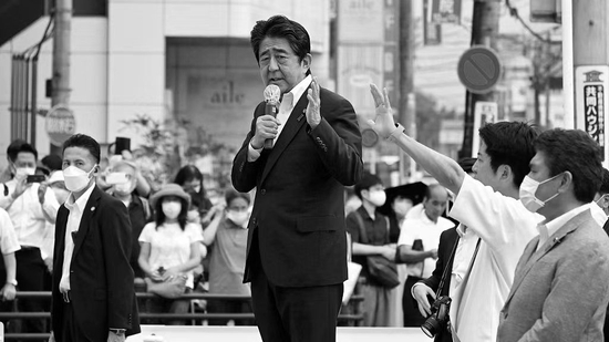 日本前首相安倍演讲中遭枪击后失血过多去世