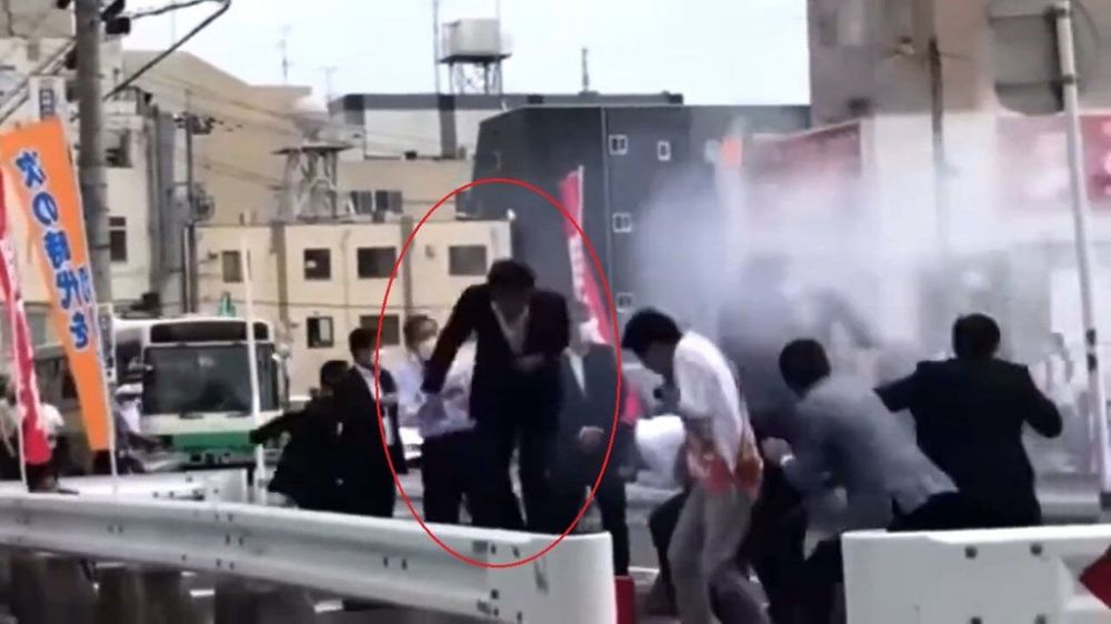 日本前首相安倍晋三遭枪杀现场 第一枪后 隔了一秒安倍晋三也转头查看是怎么回事，此时第二枪声响起，安倍随 ...