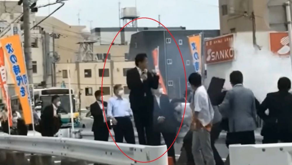 日本前首相安倍晋三遭枪杀 第二枪中弹抱胸缓步跪地倒下