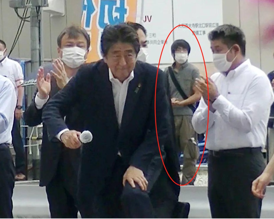 日本前首相安倍晋三在大和西大寺车站进行演讲时胸部中枪，嫌疑人山上徹也当时在其右后方埋伏 ...