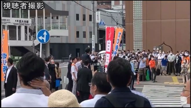 演讲现场明显缺乏将民众与安倍隔开的警戒线