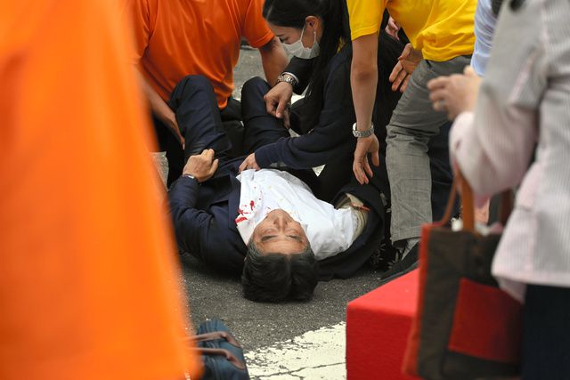 安倍晋三在中枪后因伤势过重不治身亡