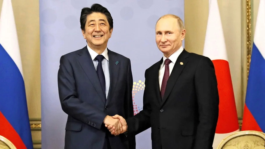 安倍晋三（左）与普京（右）