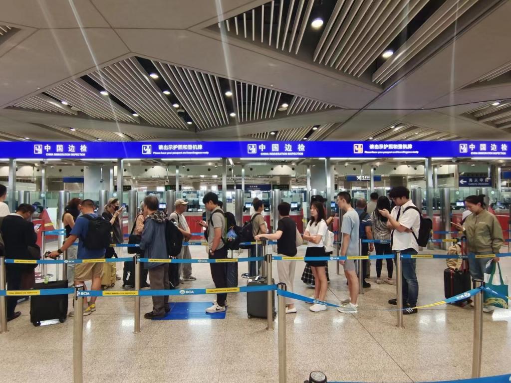 首都国际机场T3航站楼出境执勤现场，旅客排队等待通关
