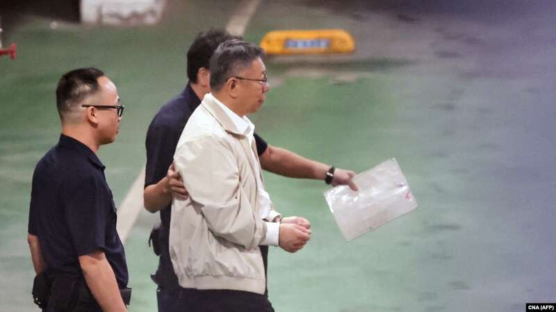 台湾民众党主席、前台北市长柯文哲因涉贪腐案2024年9月5日被警方羁押前往一辆开往看守所的警车 ...