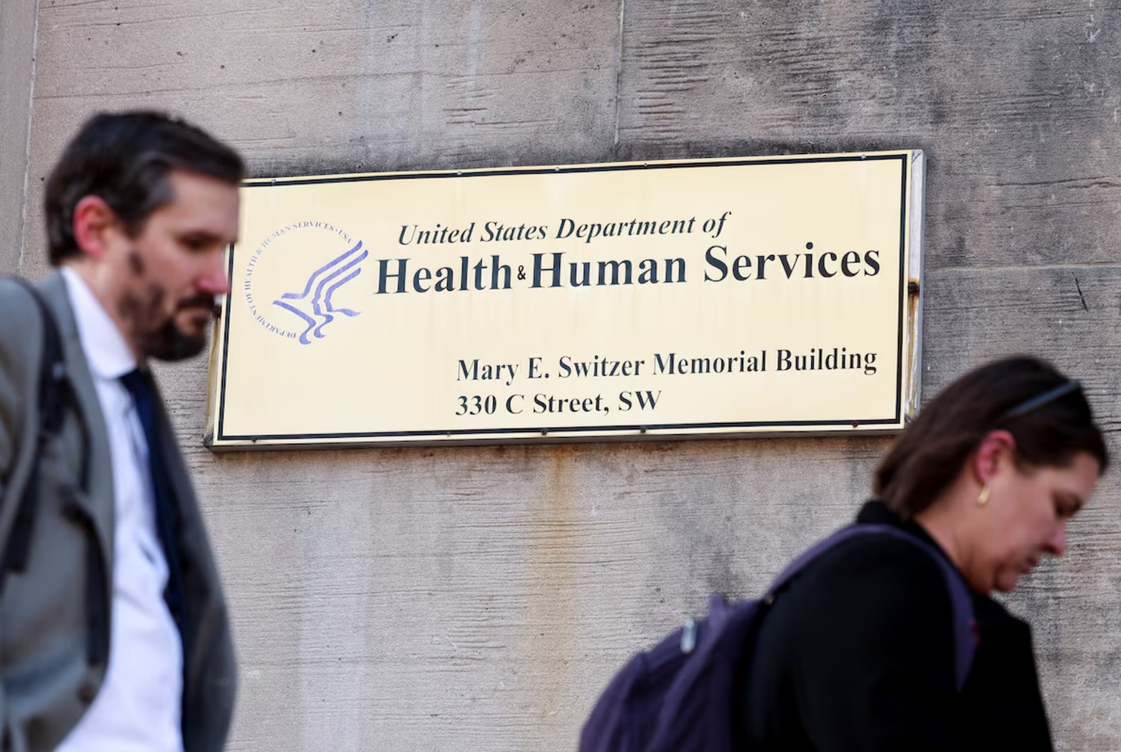 卫生与公众服务部（HHS）员工站在玛丽·E·斯威策纪念大楼外