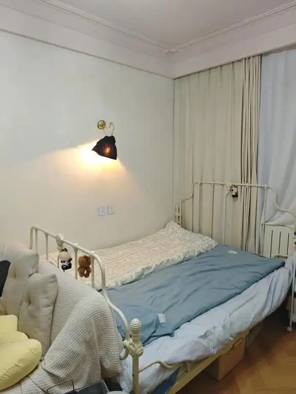阿岚拼床合租的房间