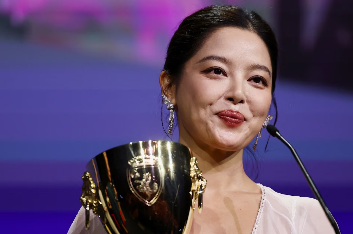 中国演员辛芷蕾凭借影片《太阳照耀着我们所有人》获得最佳女演员奖