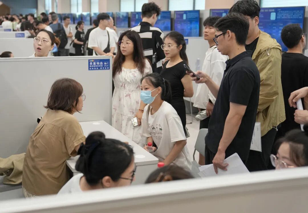 杭州市举行的人工智能专场招聘会吸引了大量人才