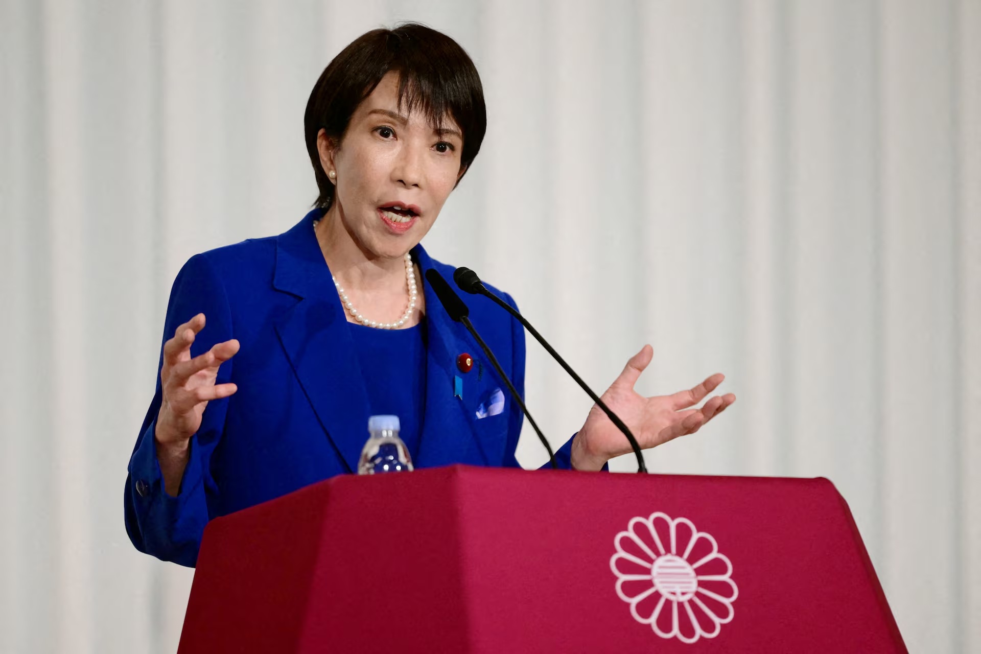 日本执政党自民党新任党魁高市早苗在日本东京举行自民党总裁选举后新闻发布会 ...