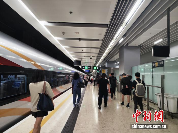 列车到达香港西九龙站，旅客正在出站