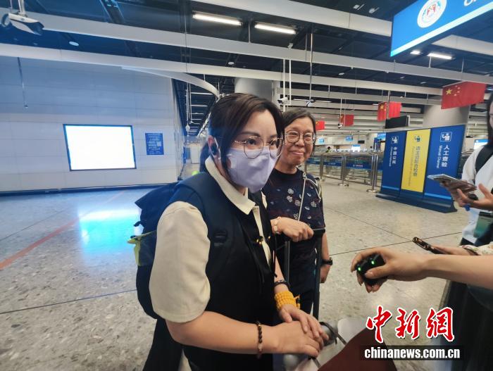 香港游客彭女士、郑女士准备搭乘广深港列车前往广州