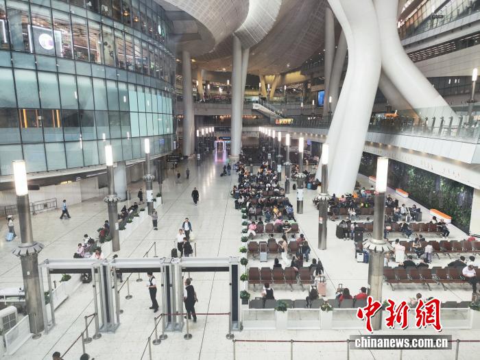 香港西九龙站候车大厅，旅客正在等待