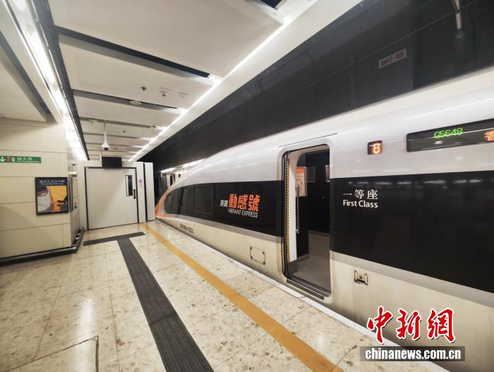 自香港西九龙站开往深圳北站的“动感号”列车已蓄势待发