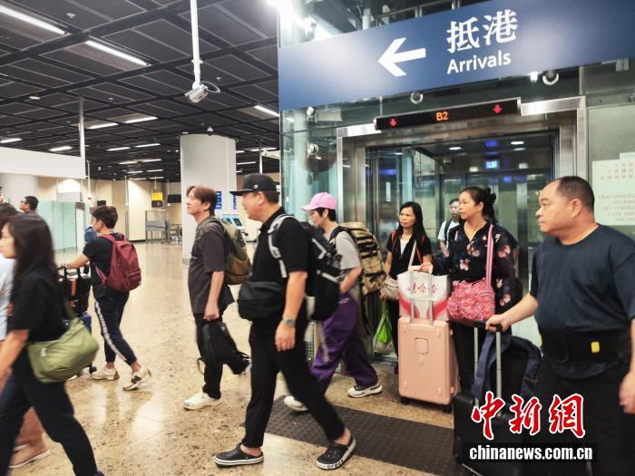 香港西九龙站，“满载而归”的旅客正在出站