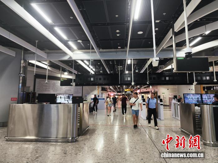 香港西九龙站，预备接受出入境查验的旅客